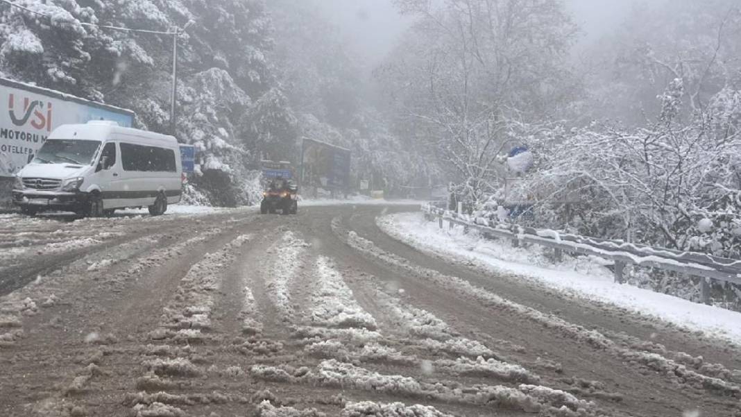 Araçlar yolda kaldı, kar kalınlığı 64 santimetreyi buldu...Uludağ eksi 9'u gördü 3
